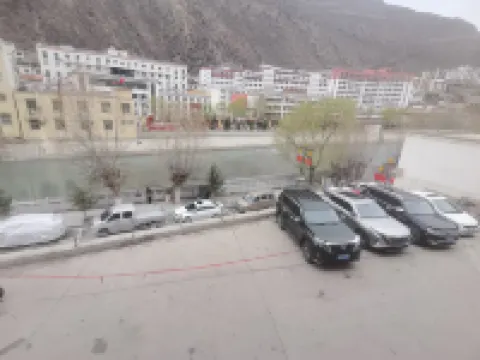 Bianba Huadu Business Hotel