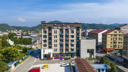 Liuyang Qiyun Yanyu Hotel (Sky Theater) Отели в г. Люян