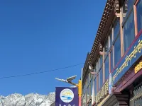 Kula Kangri • Mountain & Lake  Retreat Hotels in Lhozhag