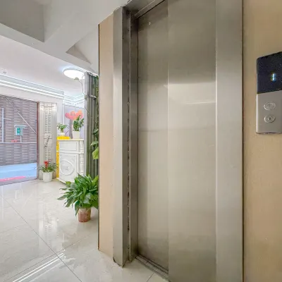 婭采豪庭網紅公寓（美的全球創新中心廣教百隆廣場店） 东乐路附近的飯店