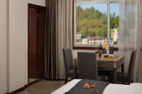 Fenghuang Huihua Holiday Fashion Hotel