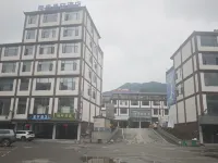Zhenxiong Nanquan Starry Sky Hotel (Zhenxiong High-Speed Railway Station) - 주차장