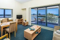 Oaks the Entrance Waterfront Suites