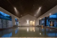 Emei Mountain and Courtyard. Jingzhu Shiguang Hot Spring Hotel