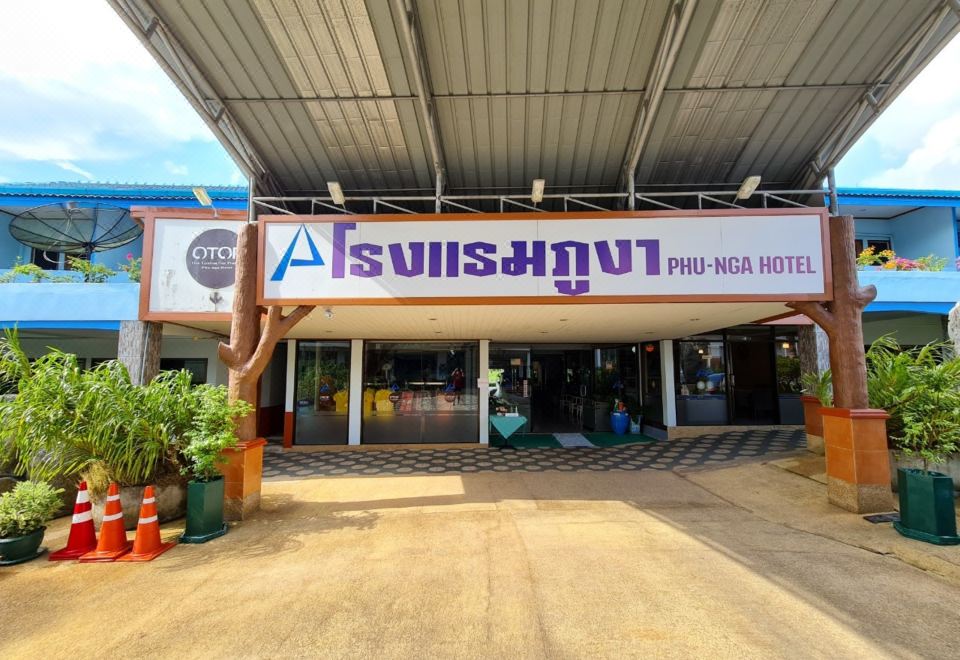 "a large building with a sign that reads "" pho ngoi hotel "" prominently displayed on the front" at Phu nga Hotel