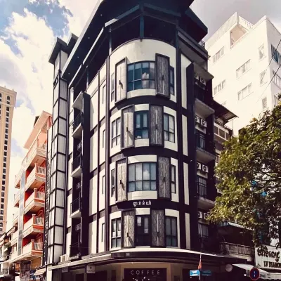 拉瓦亞精品酒店 鄰近烏那隆寺的酒店