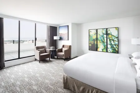 DoubleTree by Hilton Hotel & Suites Victoria