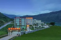 Vienna Hotel Rebo County store - parking