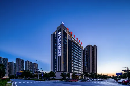 Qinzhou Yuehua Jiangyu Lake Hotel (Baishi Lake Park Wuyue Plaza) Отели рядом с достопримечательностью «Qinzhou University Xianghuiyuan Campus»