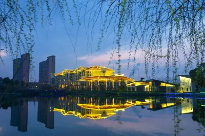Phoenix Lake International Resort Hotel Hotels near Orient Shopping Centre Ltd. (Donggang Branch)
