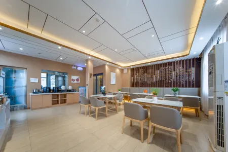 CHEERMAY Hotel (Tianshui Baicheng Railway Station Shangbu Road Pedestrian Street) Отели в г. Тяньшуй