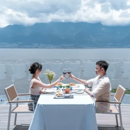 Zhenmei Holiday Hostel (Dali Erhai Cliff Lake View)
