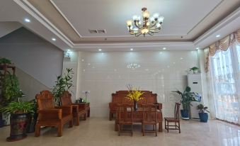 Donghua Business Hotel (Yirong Branch)