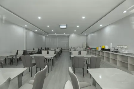 Dongying Rujia Yihe Hotel (Xisan Road Lehuocheng Shopping Plaza) Отели рядом с достопримечательностью «Академия Инженерных Инженерных Институт»