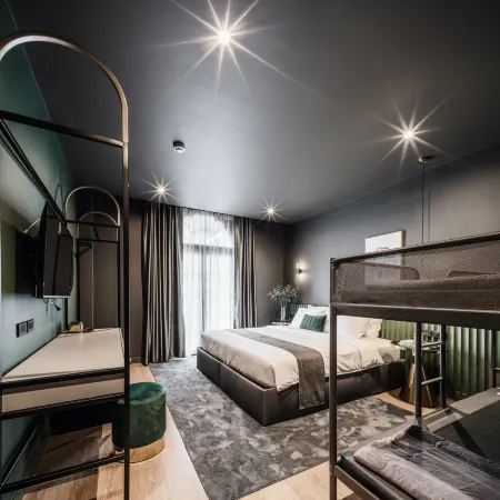 Cher Hostel Bangkok Отели рядом с достопримечательностью «Станция метро Ratchadapisek»