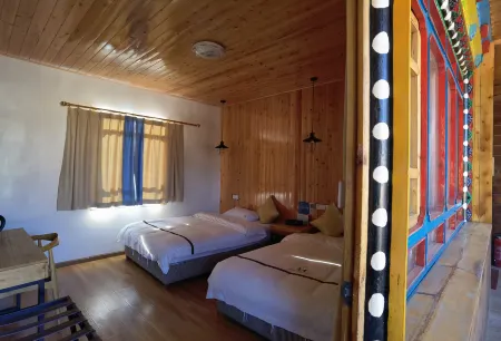 Luguhu Duoshe Inn Отели рядом с достопримечательностью «Zouhun Bridge (Walking Marriage Bridge)»