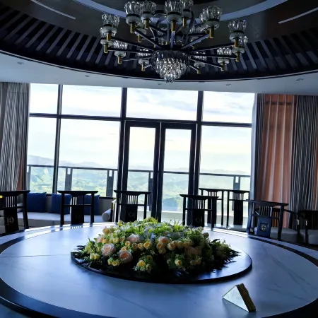 Listen to Ziyun. Yunshang Shiwai Hotel
