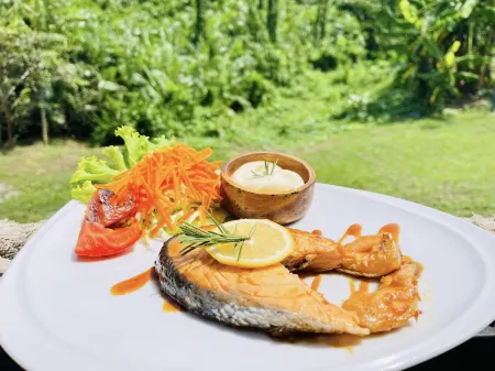 Bridge Hill Cafe Glamping Отели в г. Phanom