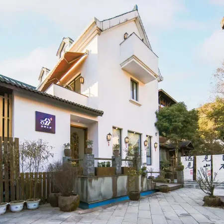 Zhongling Waterfront Camping Hot Spring Holiday Meisu (West Lake Lingyin Scenic Area Branch)