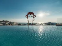 Blu Monkey Hub & Hotel Bangsaen Отели рядом с достопримечательностью «Пляж Воннапа»