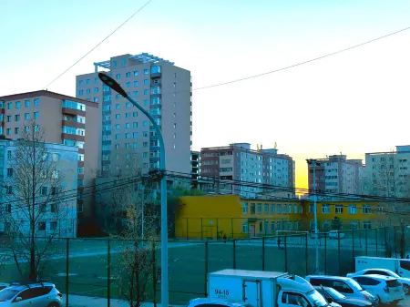 Apartment 44, spacious living area, separate kitchen & 1 bedroom Отели рядом с достопримечательностью «Монгольский государственный университет»