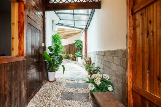 Yuanshe Muyun Ge Homestay (Phoenix Ancient City Nanhua Li Tourist Center Branch) Отели рядом с достопримечательностью «Temple of the Queen of Heaven»