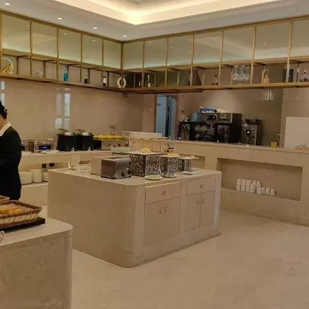 CRAWFORD.S.HOTEL Отели рядом с достопримечательностью «Станция метро Pingzhou »