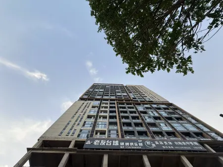 Charming Luxury Cinema Hotel (Nanning Wanjing Plaza) Отели рядом с достопримечательностью «Guangxi Electric Power Vocational and Technical College (Wuxiang Campus)»