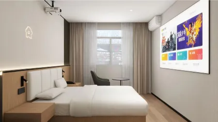 Yuehui Movie Hotel (Zhengzhou Ersha Cultural Creative Park Wanda Plaza) Отели рядом с достопримечательностью «Henan Xinhua Computer College»