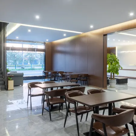 Yuehu L Luxury Hotel (Xi'an Xianyang International Airport High-speed Railway North Station Branch)