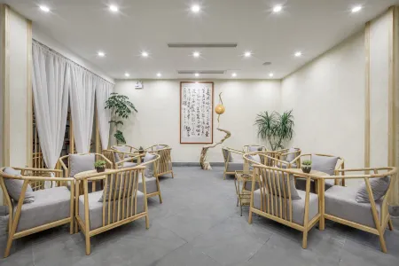 Dust and Hustle Weiyuan Designer Zen Homestay (Chongzhou Jiezi Ancient Town Branch) Отели рядом с достопримечательностью «Wang Guoying's Former Residence»