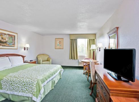 Days Inn & Suites by Wyndham Fullerton