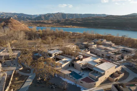 Yuanbaixiang Luxury Hotel (Zhongwei Branch) Отели рядом с достопримечательностью «Desert Escalator»