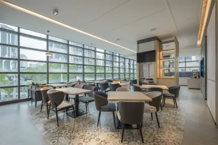 Caiyun Lake Holiday Inn Express Отели рядом с достопримечательностью «Huayan Temple»