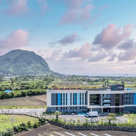 Sanbangsan Hotel Отели рядом с достопримечательностью «Дельфинарий Marine Park»