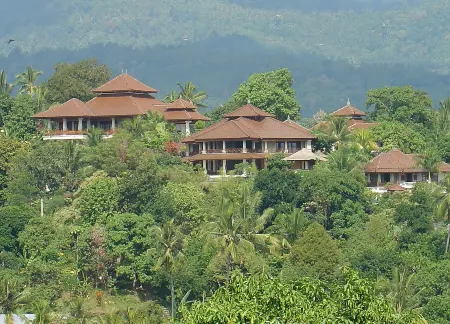 Gunung Paradis Retreat Отели рядом с достопримечательностью «GKII BUKIT KALVARI BANYUSERI»