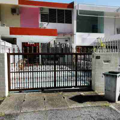 Dou Houz Gurney Hotel Exterior