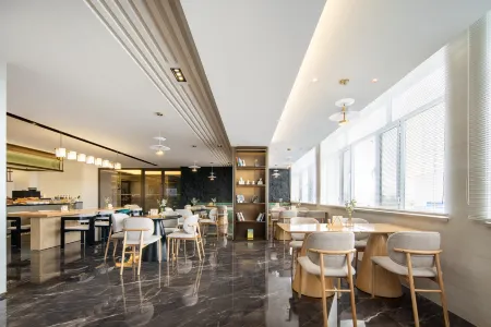 Kuqa Pedestrian Street Kucha Cultural Square Atour X Hotel Отели рядом с достопримечательностью «Qingchengqiang Site»