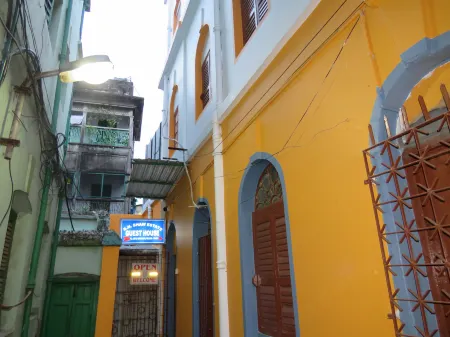 Shaw Guest House Отели рядом с достопримечательностью «Индиан Музеум»