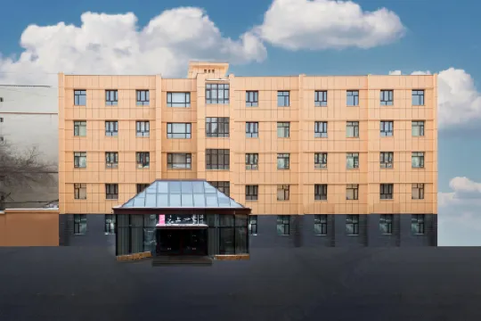 Homeinn Fairyland Hotel (Urumqi International Grand Bazaar, Hotan 2nd Street) Отели рядом со станцией Wulumuqi South Railway Station