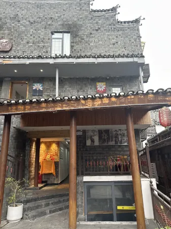 Beautiful Scenery Courtyard Riverside Homestay