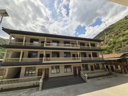 Baima Yueke Boutique Homestay Отели рядом с достопримечательностью «Baimazhai Village»