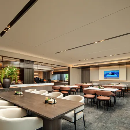 Han Le Fang Night City Atour Hotel at Weihai Station