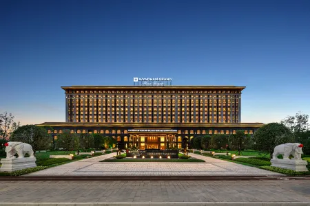 Wyndham Grand Plaza Royale Longchang Отели рядом с достопримечательностью «Chuannan Normal College for Childhood Education»
