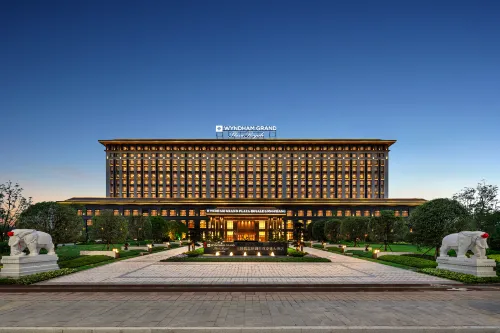 Wyndham Grand Plaza Royale Longchang Hotel di Longchang