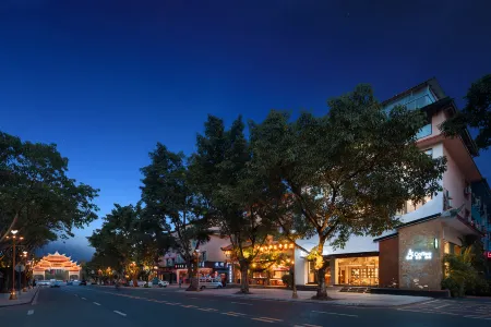 Return to Emei mountaineer Hotel Отели рядом с достопримечательностью «Jiulao Cave»