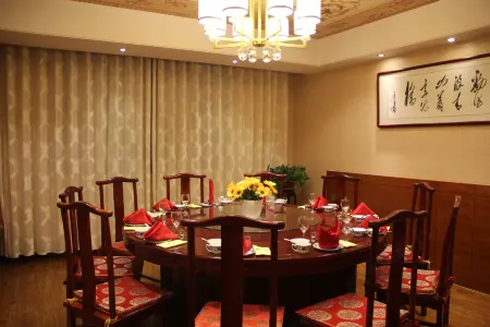 Rootlots Hotel Отели рядом с достопримечательностью «Yan'an Cliffside Inscriptions»