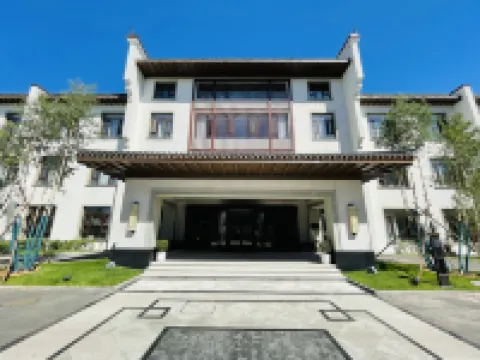 Jinghong Tianqing Hotel (Yijin Holo City Government Shop) Hotels near Ulan Mulun Lake