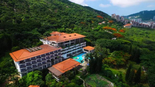 Evergreen Resort Hotel Hotel dekat Forest Paradise