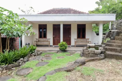 Rock Garden Homestay & Resto by Zuzu Hotel dekat Masjid LDII BOTO